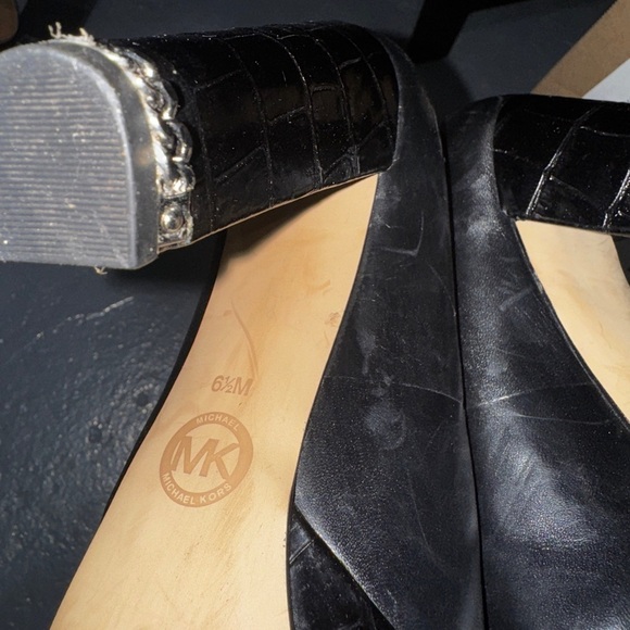 Elegant Black Women's Pumps - Picture 3 of 6